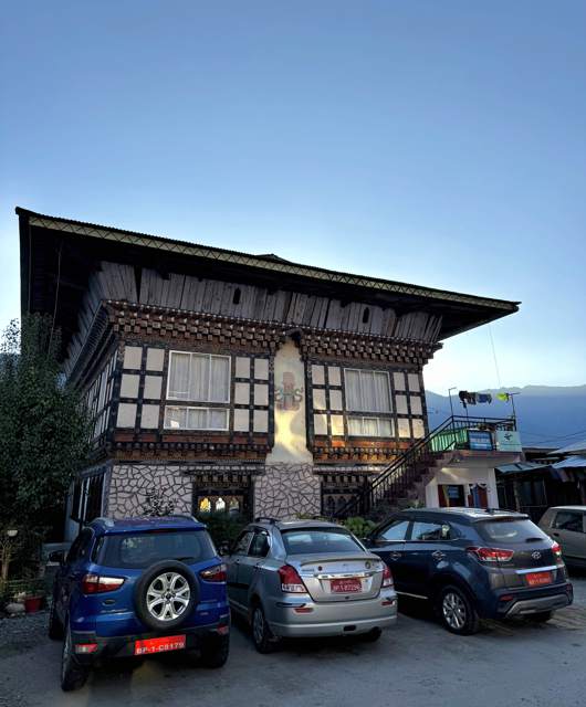 На улице Паро