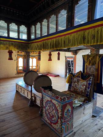 интерьер буддийского монастыря в Бутане