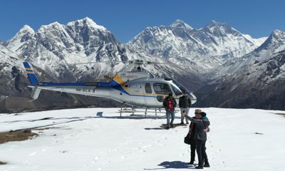 вертолёт на фоне Эвереста