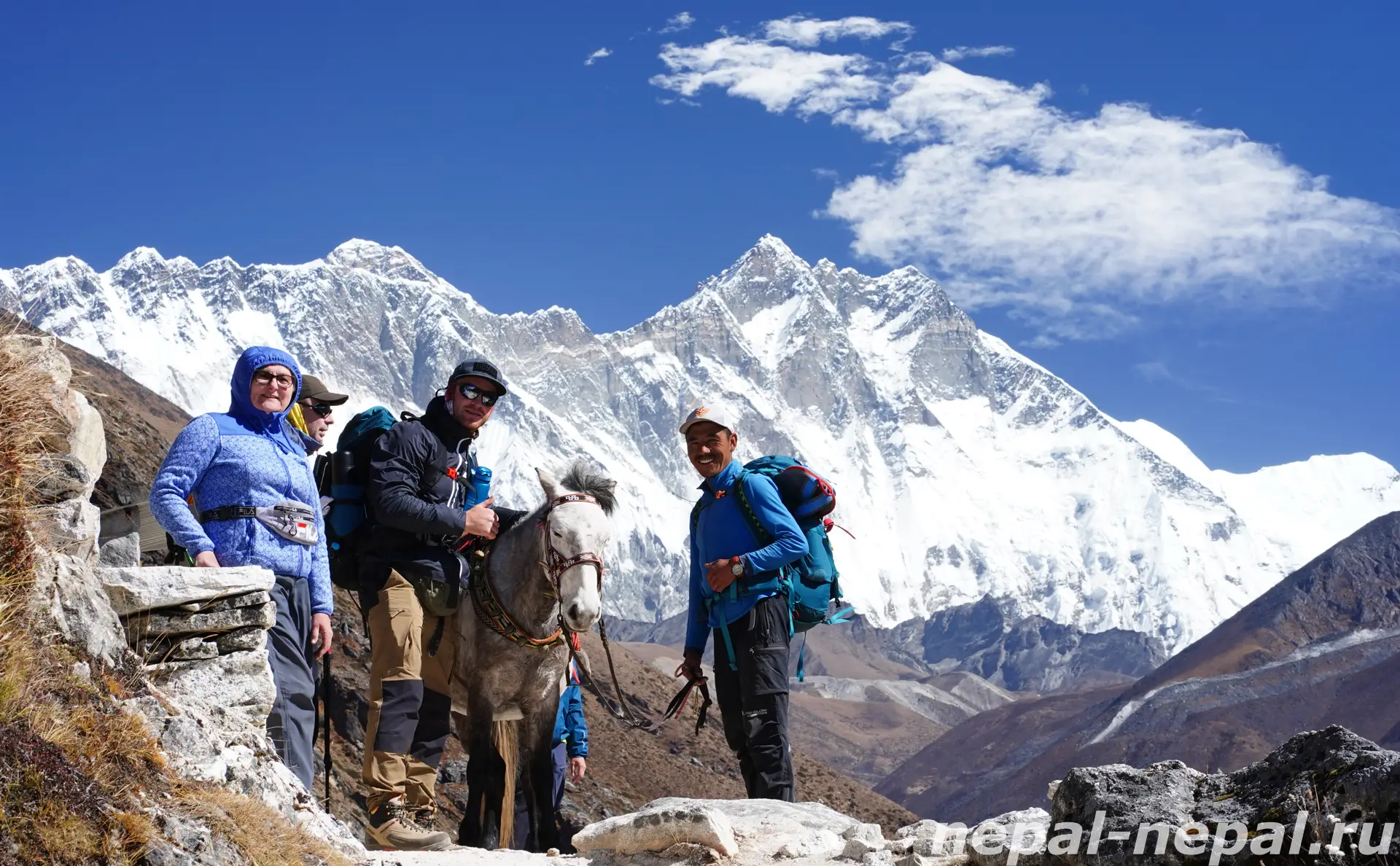 туристы на фоне Эвереста и Лхоцзе